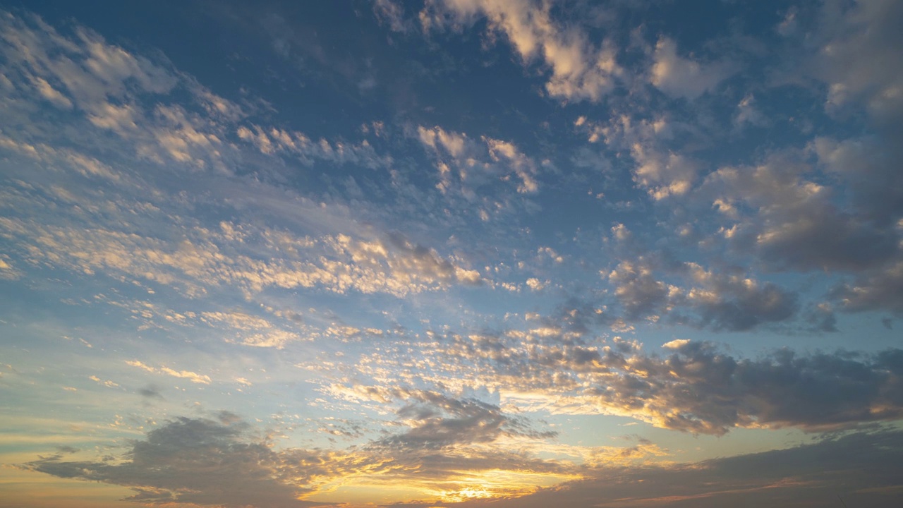 日落天空的时间流逝。抽象的自然背景。在黄昏的时候，蔚蓝色和橙色的云彩。视频素材