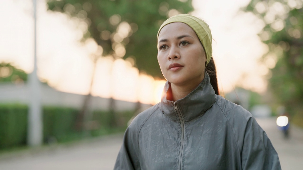 夕阳下的女人在街上奔跑视频素材