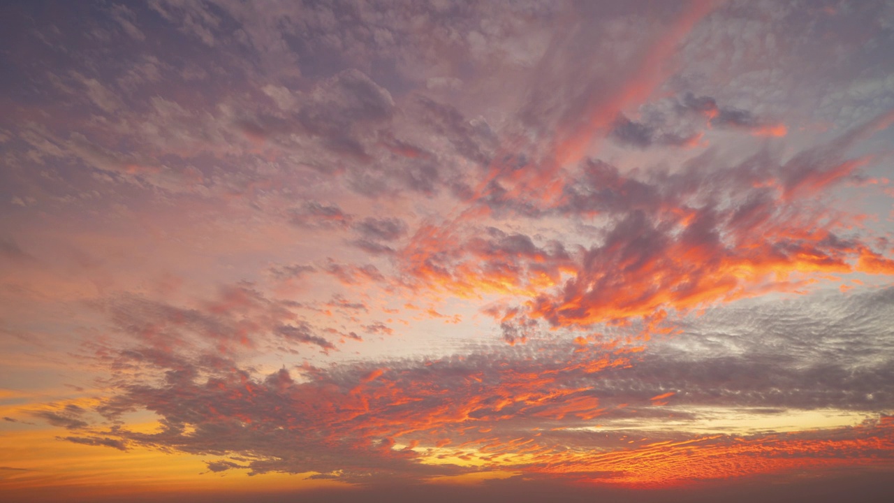 日落天空的时间流逝。抽象的自然背景。在黄昏的时候，蔚蓝色和橙色的云彩。视频素材