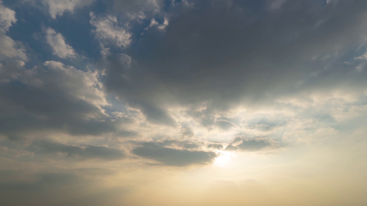 日落天空的时间流逝。抽象的自然背景。在黄昏的时候，蔚蓝色和橙色的云彩。视频素材