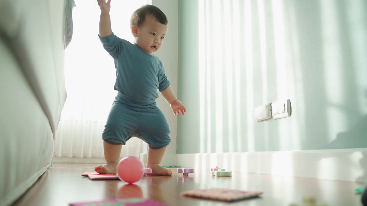 亚洲幼童学走路，第一步视频素材