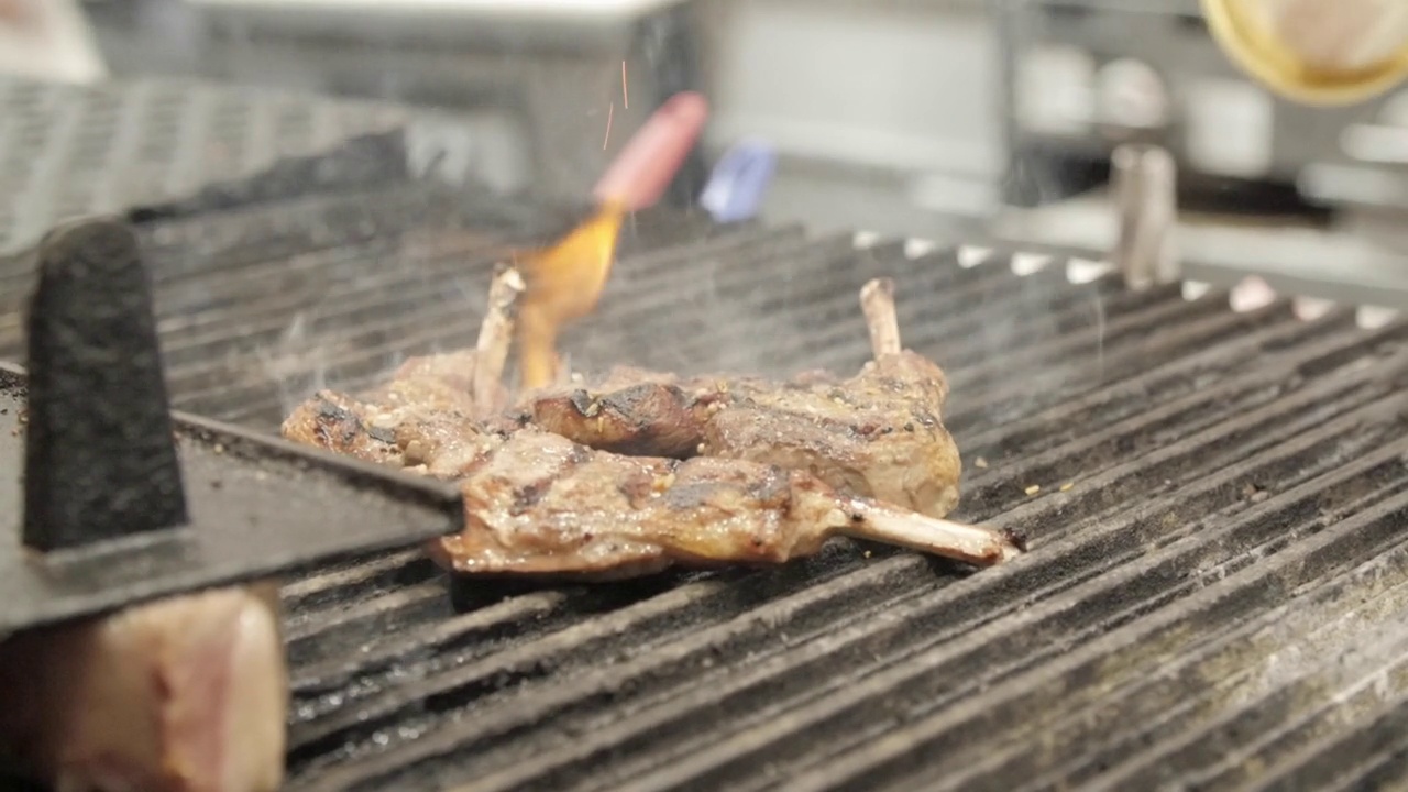 牛肉在铁板上用火烤熟视频素材