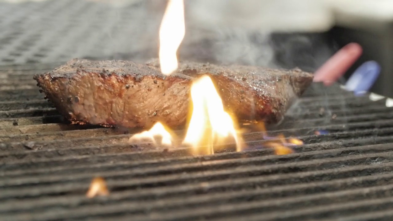 牛肉在铁板上用火烤熟视频素材