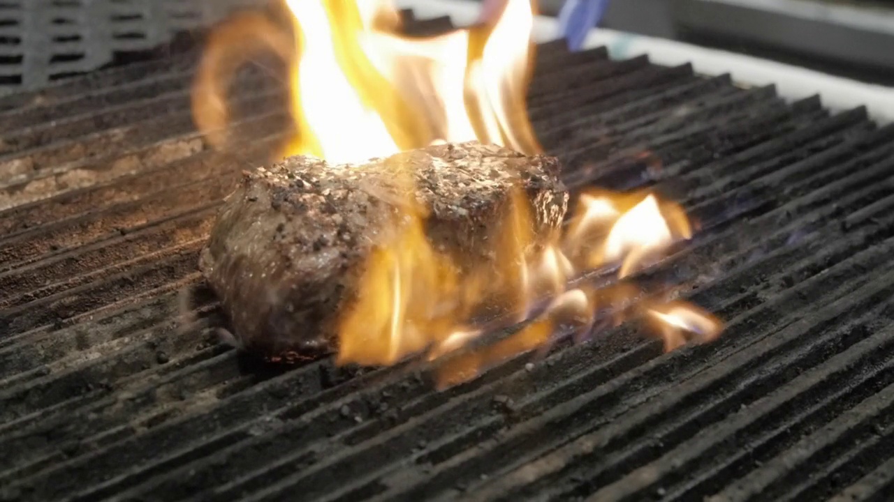 牛肉在铁板上用火烤熟视频素材