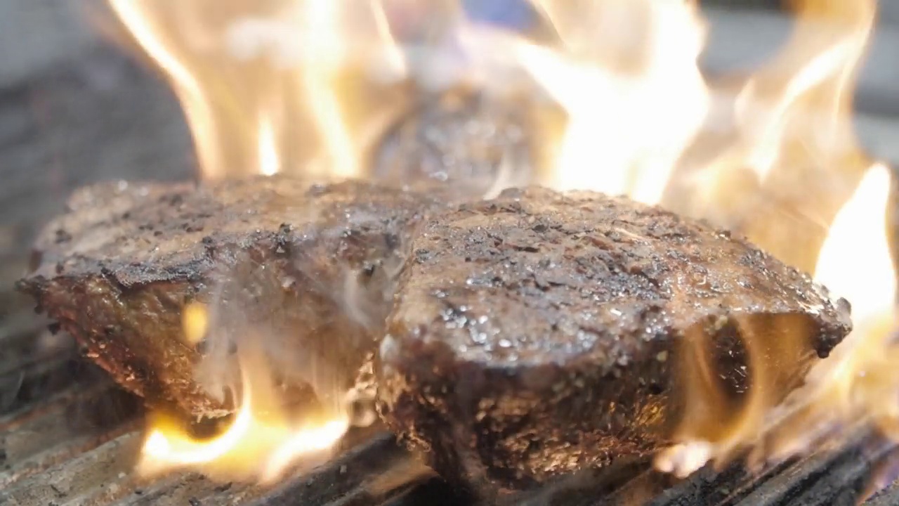 牛肉在铁板上用火烤熟视频素材