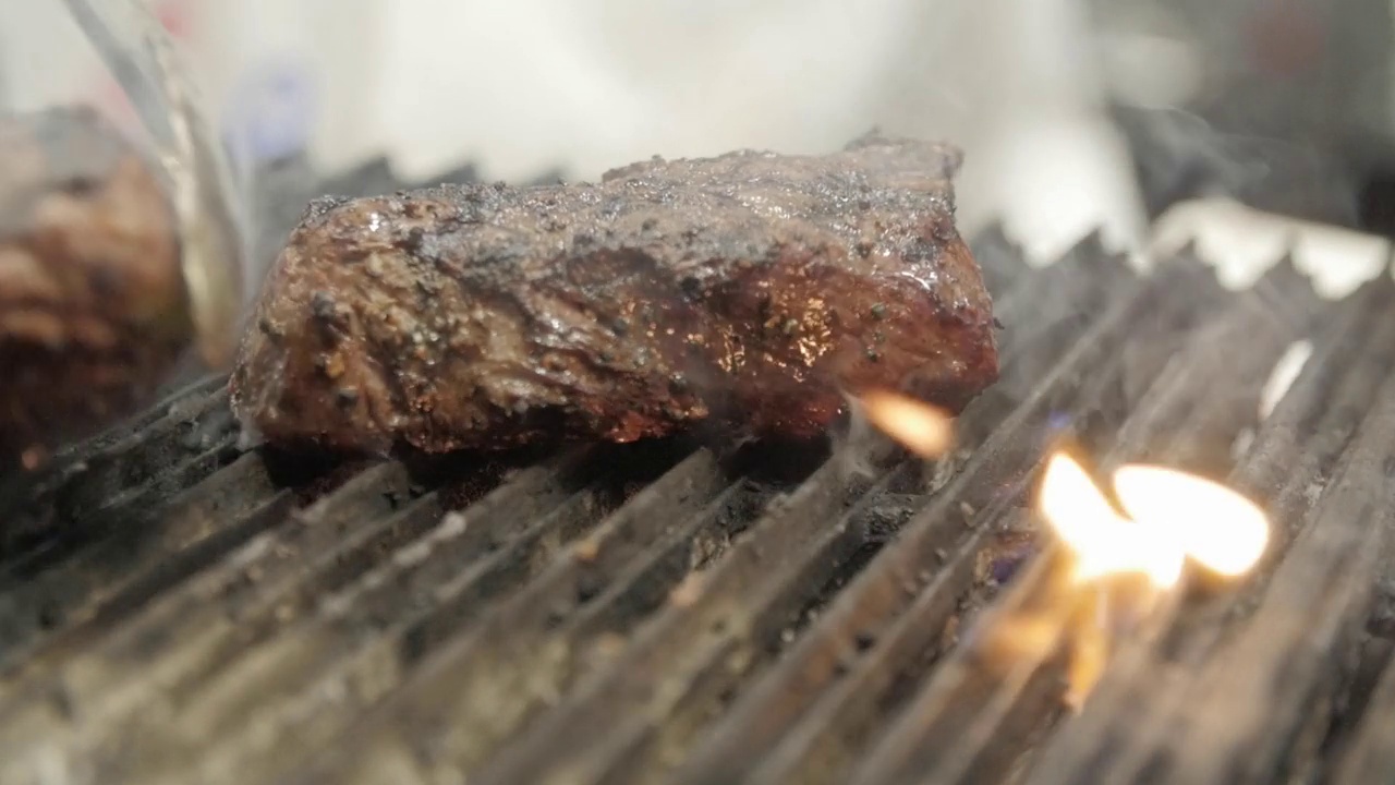 牛肉在铁板上用火烤熟视频素材