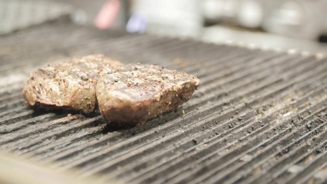 牛肉在铁板上用火烤熟视频素材