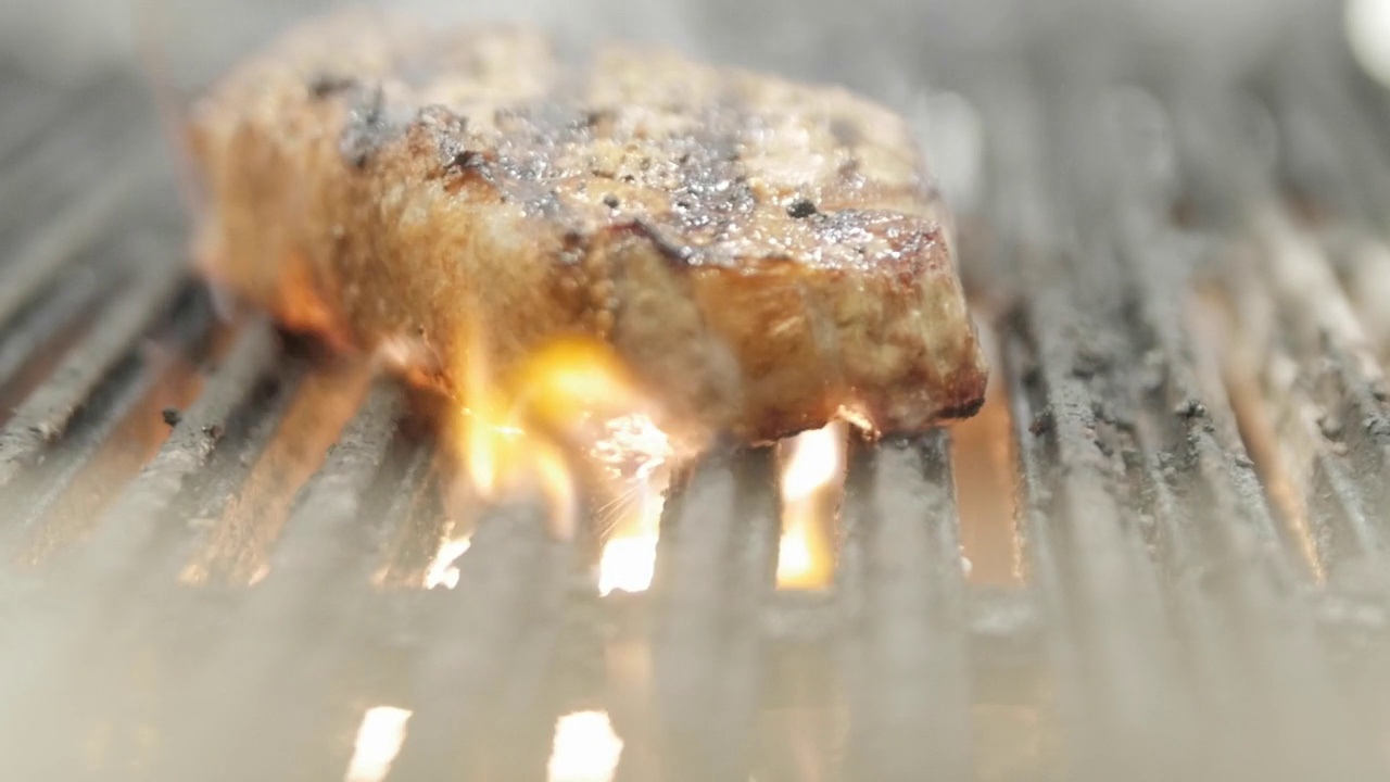 牛肉在铁板上用火烤熟视频素材