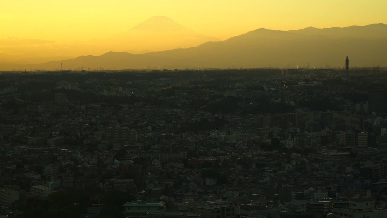 黄昏时分的富士山和横滨市景视频素材