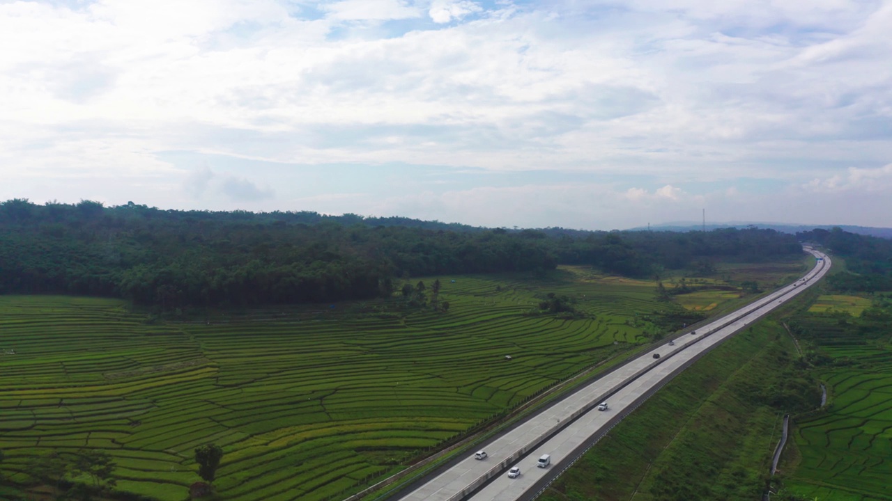 跨爪哇收费公路与稻田景观视频素材