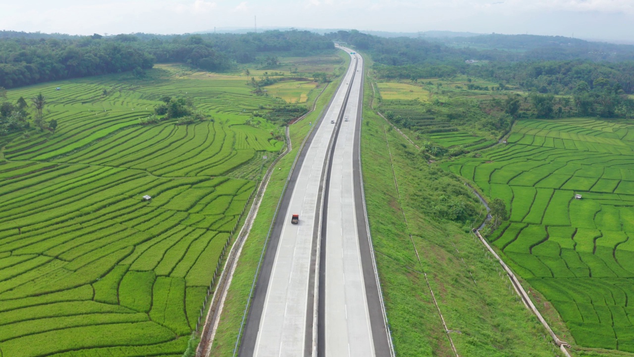 中爪哇跨爪哇收费公路视频素材