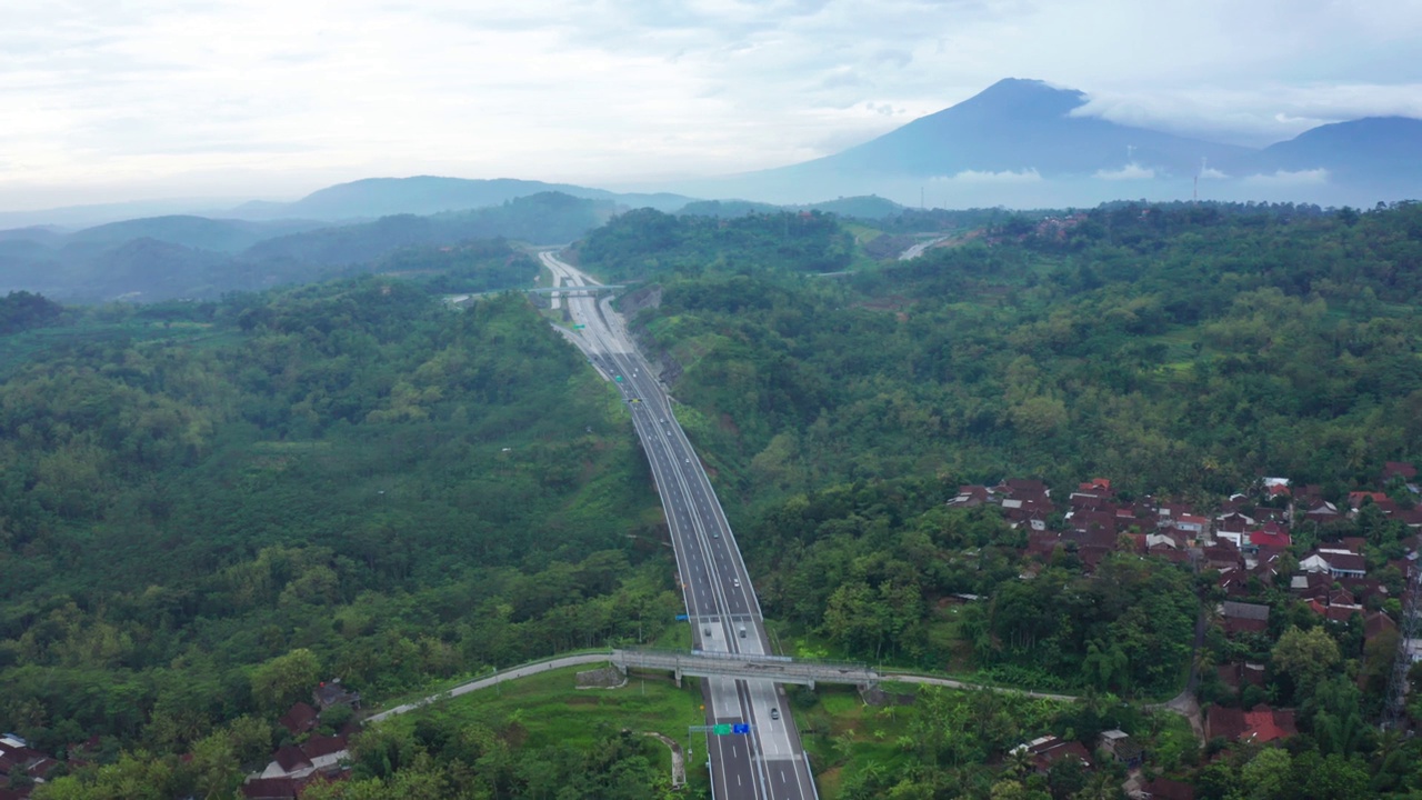 跨爪哇收费公路的美丽空中景观视频素材