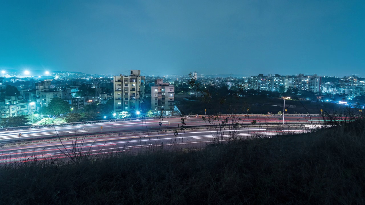 繁忙的公路交通时间从孟买-浦那-班加罗尔国家公路从山上，马哈拉施特拉邦，印度视频素材