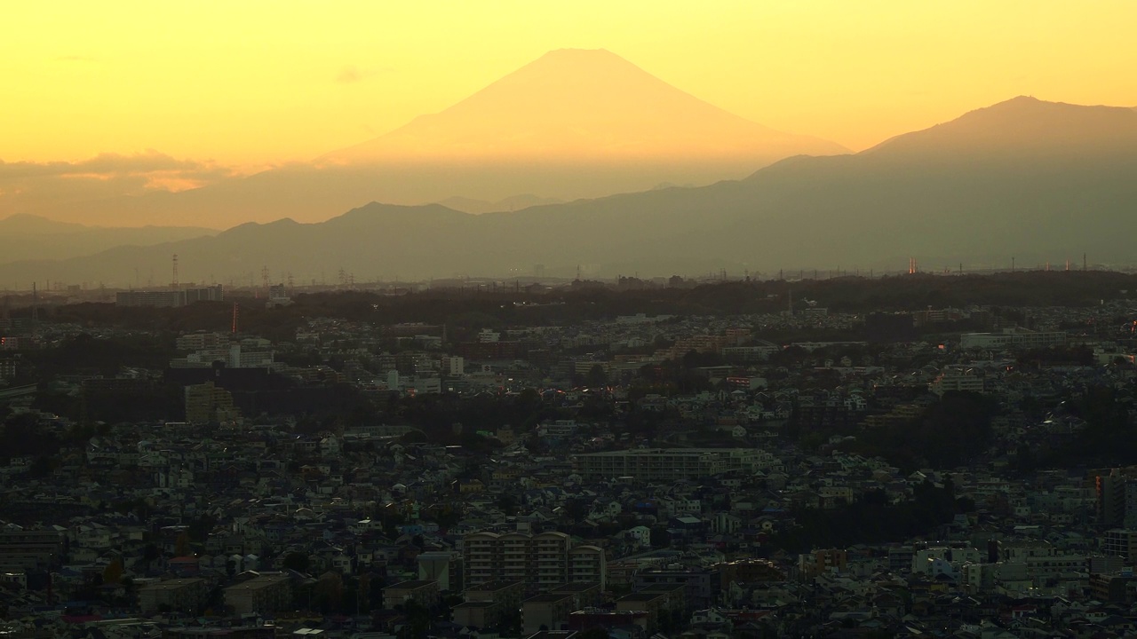 黄昏时分的富士山和横滨市景视频素材