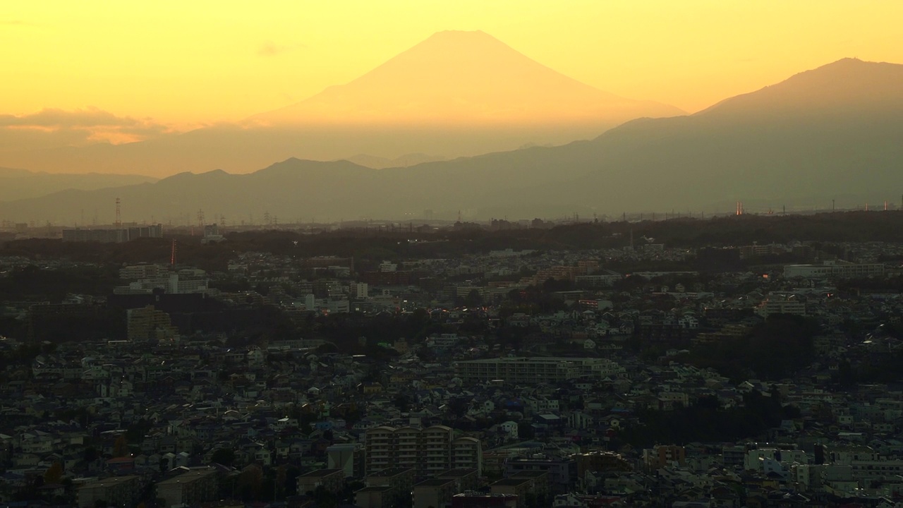 黄昏时分的富士山和横滨市景视频素材