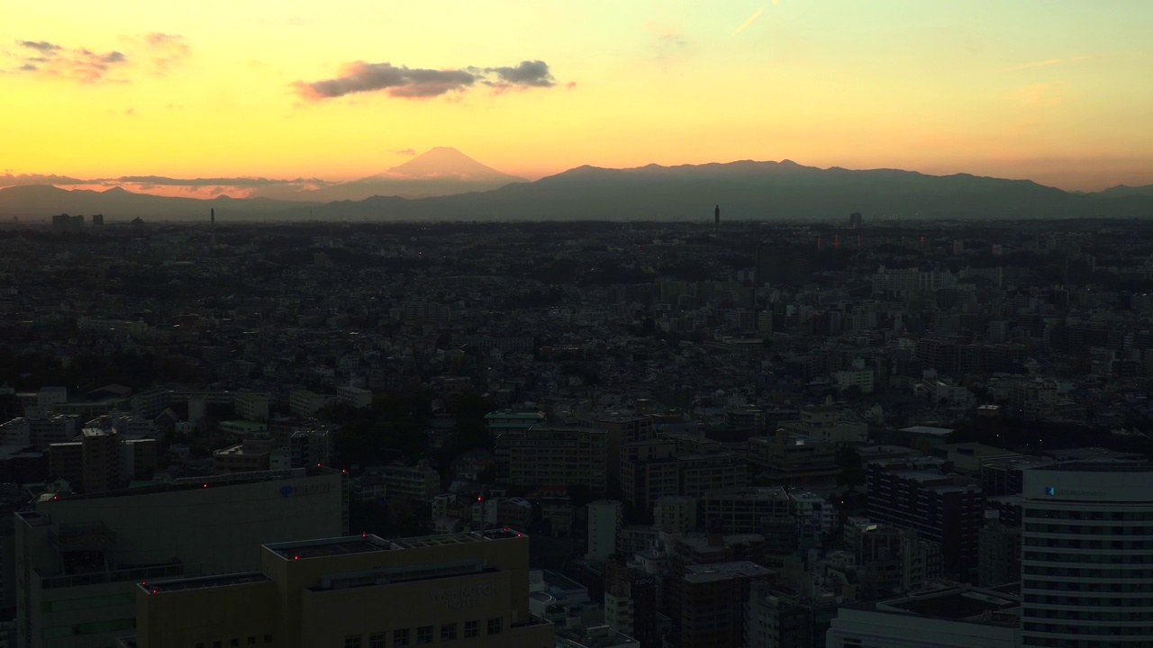 黄昏时分的富士山和横滨市景视频素材