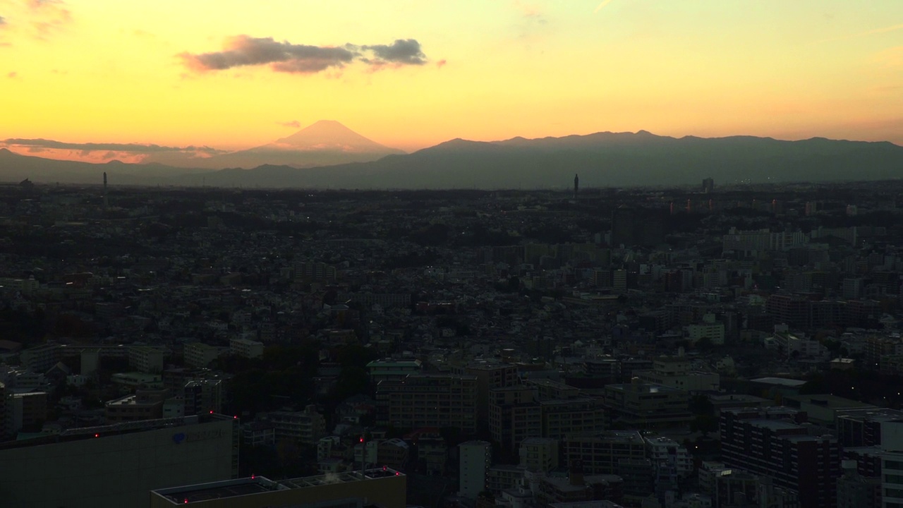 黄昏时分的富士山和横滨市景视频素材