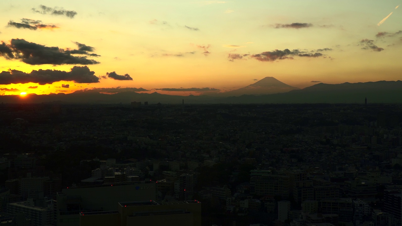 黄昏时分的富士山和横滨市景视频素材