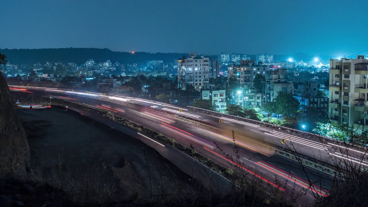 繁忙的公路交通时间，孟买-浦那-班加罗尔国家公路，马哈拉施特拉邦，印度夜间时间流逝视频素材