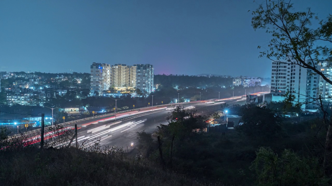 繁忙的夜间交通时间流逝在孟买-浦那-班加罗尔国道，马哈拉施特拉邦，印度视频素材