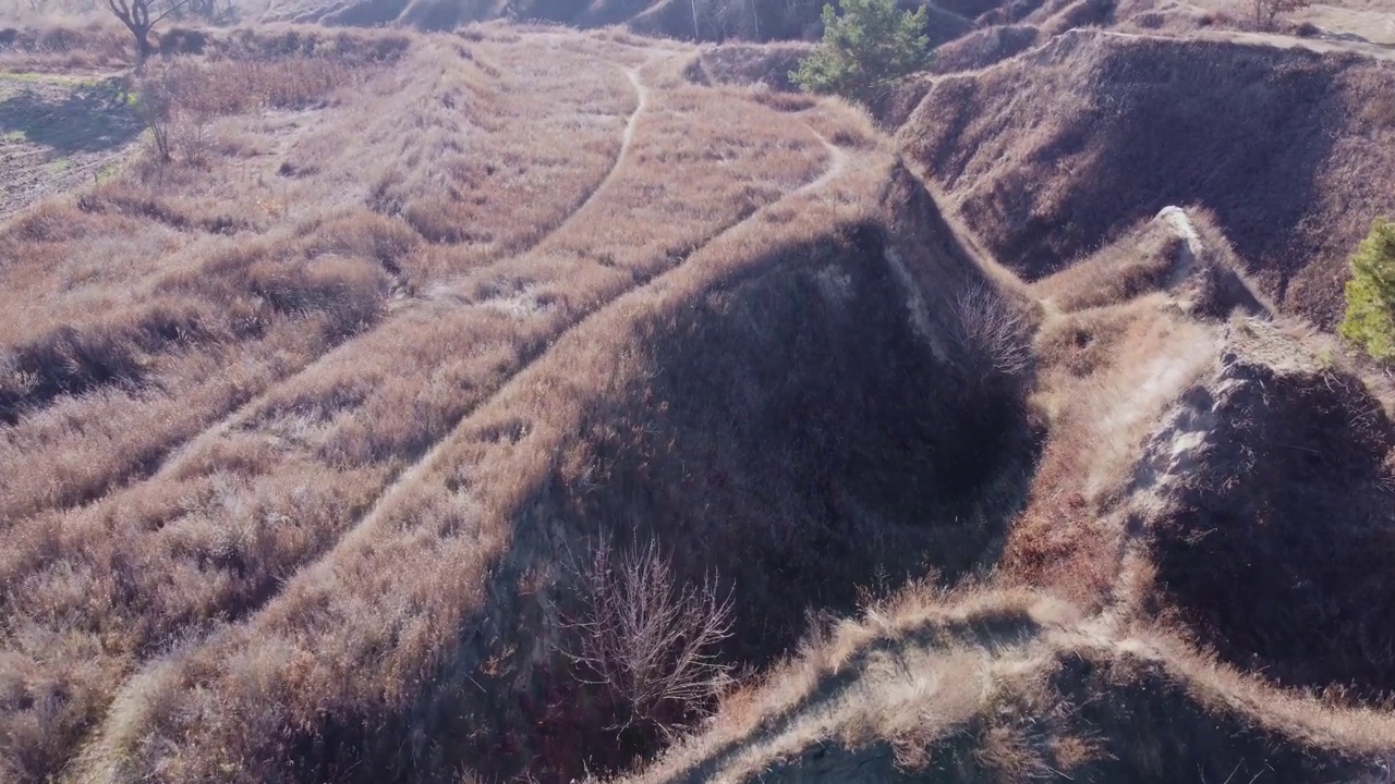 深谷与陡峭的粘土斜坡，鸟瞰图视频素材