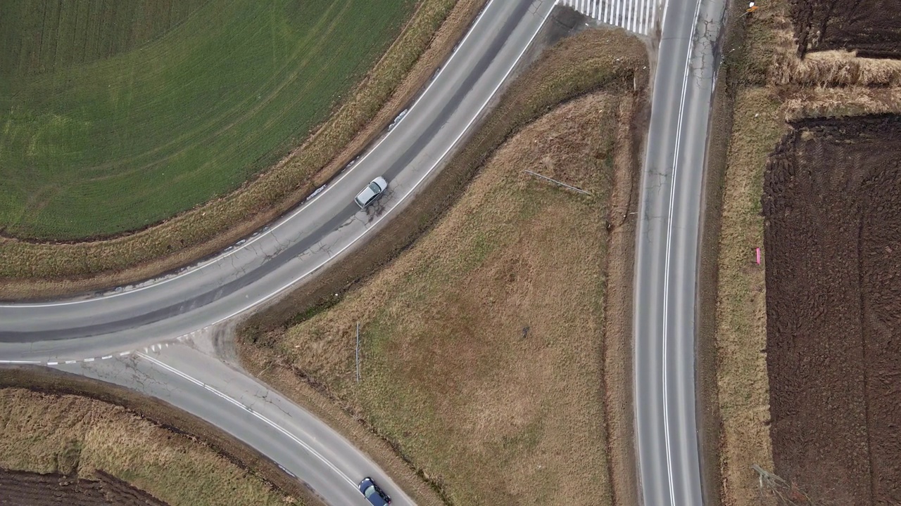 高速公路上行驶的汽车，鸟瞰图视频素材