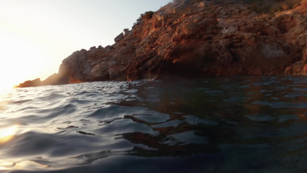 一个男人在夏天的大海里游泳和浮潜的镜头视频素材