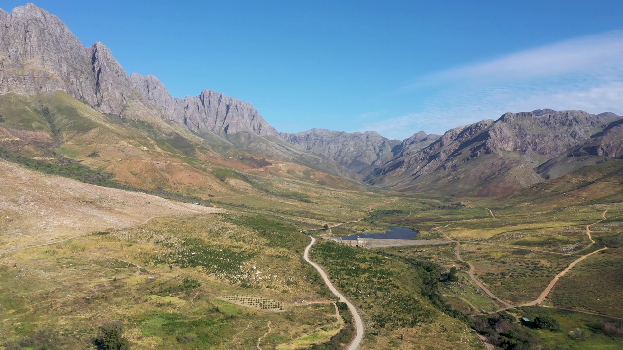 南非西开普省Jonkershoek山谷上空的航拍视频视频素材