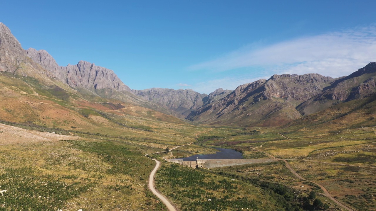 开普敦Stellenbosch附近的Jonkershoek山谷上空的航拍视频视频素材