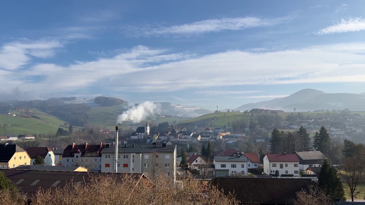 在Grünburg上看到美丽的景色，以及奥地利北部斯太尔山谷的斯坦巴赫视频素材