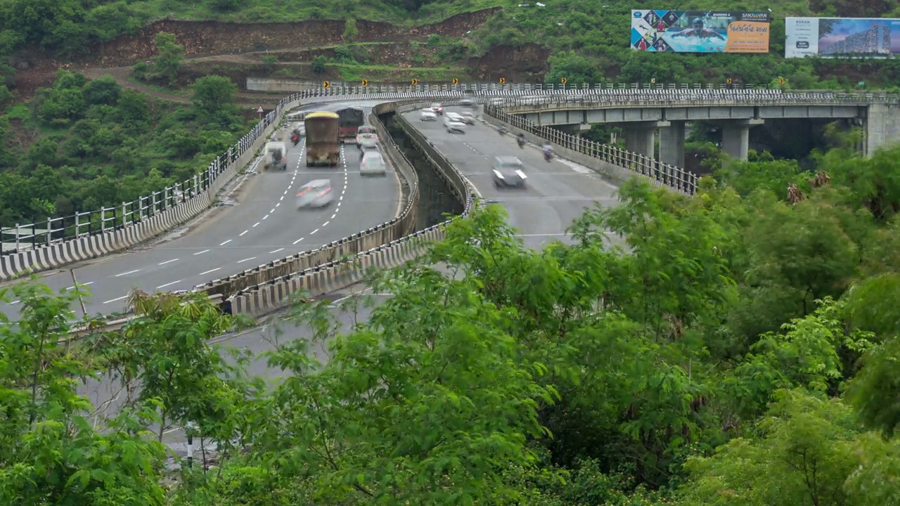 繁忙的交通经过孟买-浦那-班加罗尔弯曲的国家公路，浦那，马哈拉施特拉邦，印度视频素材