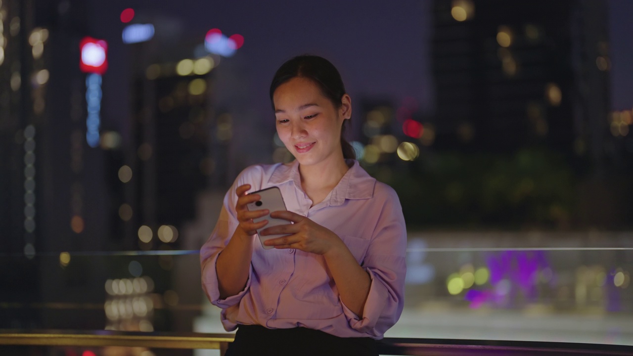 女性在户外使用智能手机视频素材