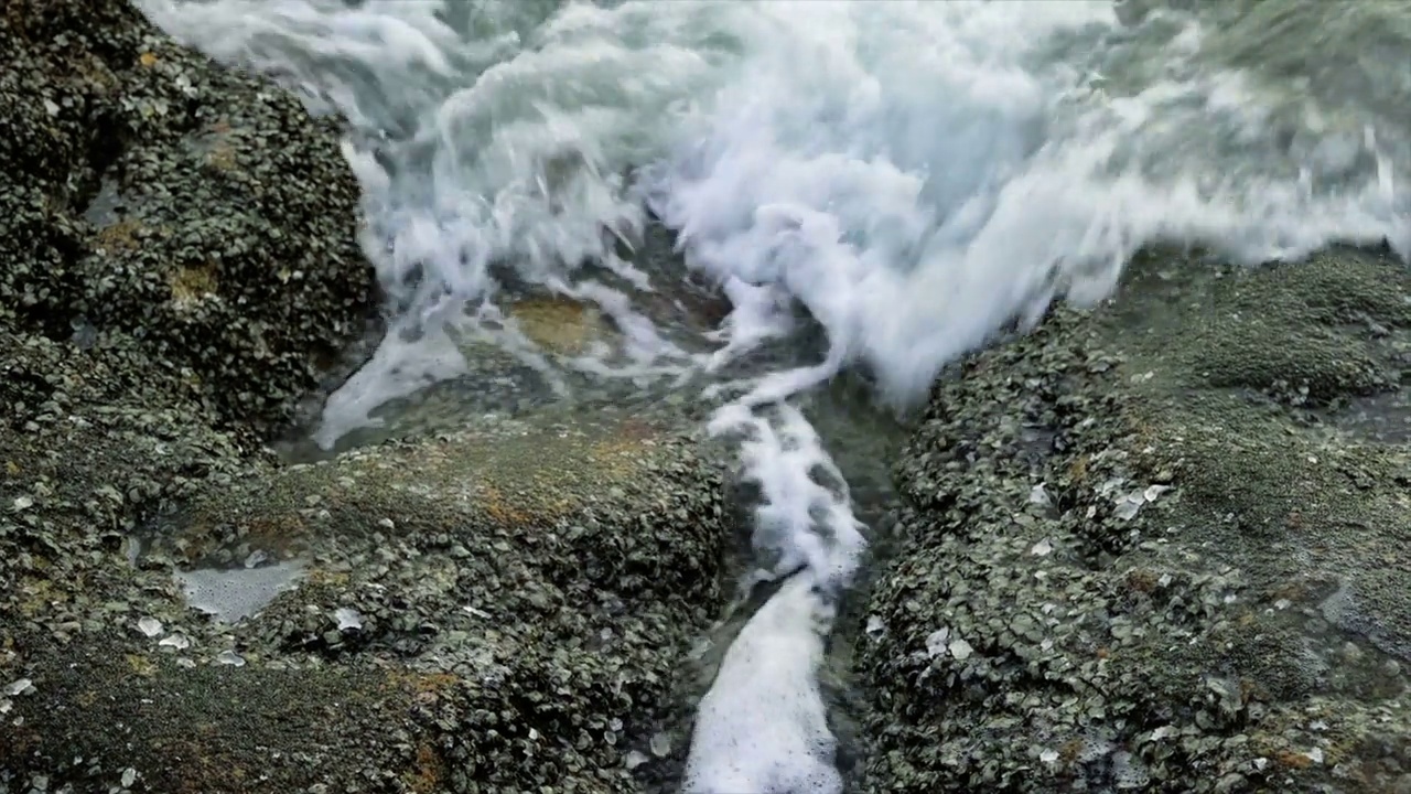 海浪击打着岩石的视频视频素材