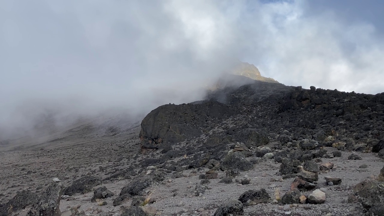 云雾缭绕的美丽山景全景。石头和巨石，稀疏的植被。视频素材