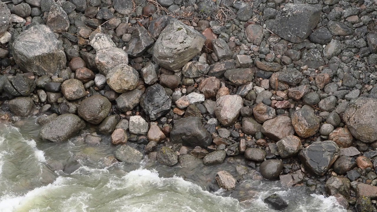 洪水冲击着地狱咆哮河的海岸视频素材