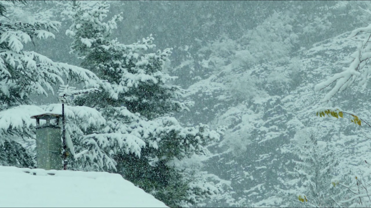 烟囱上覆盖着积雪视频素材