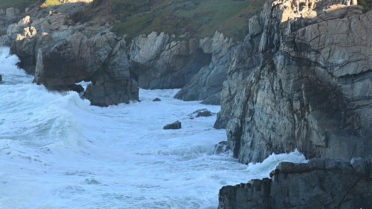 海浪撞击加利福尼亚海岸四分之一的速度视频素材