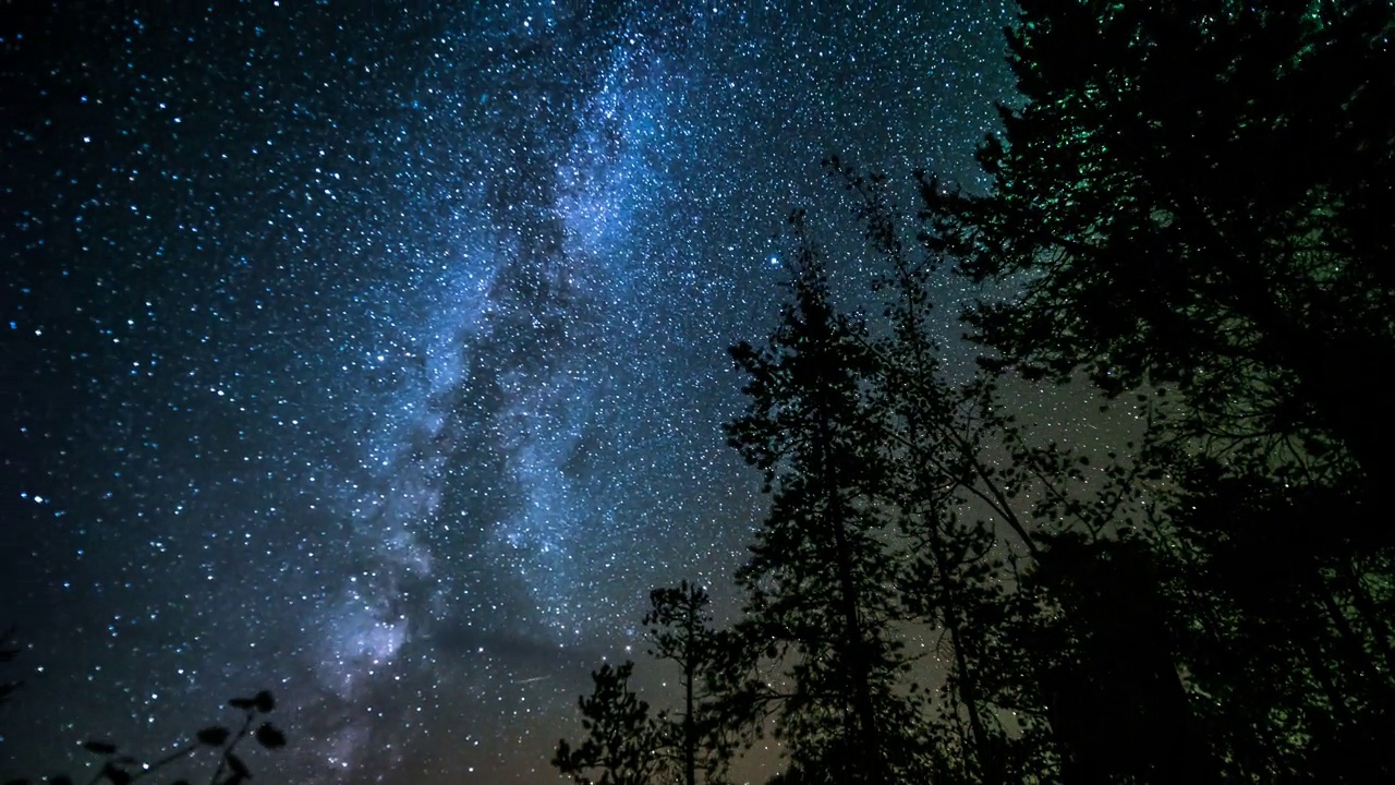 夜空中移动的星星和银河系的时间间隔视频素材