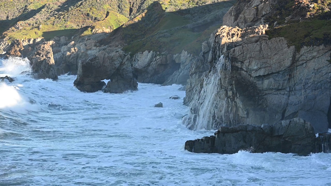 海浪撞击大苏尔海岸视频素材