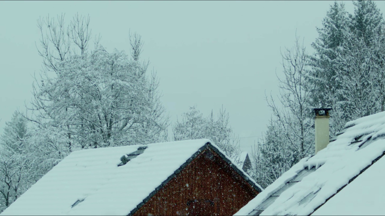 冬天的风景。在塞尔维亚的村庄里，被雪覆盖的木屋。股票视频视频素材