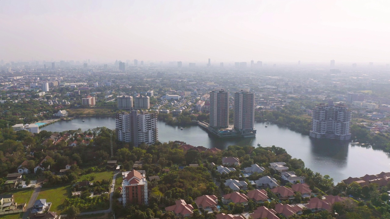 住宅小区鸟瞰图。从城市住房发展。前视图。城市城镇房地产。房地产房地产。视频素材