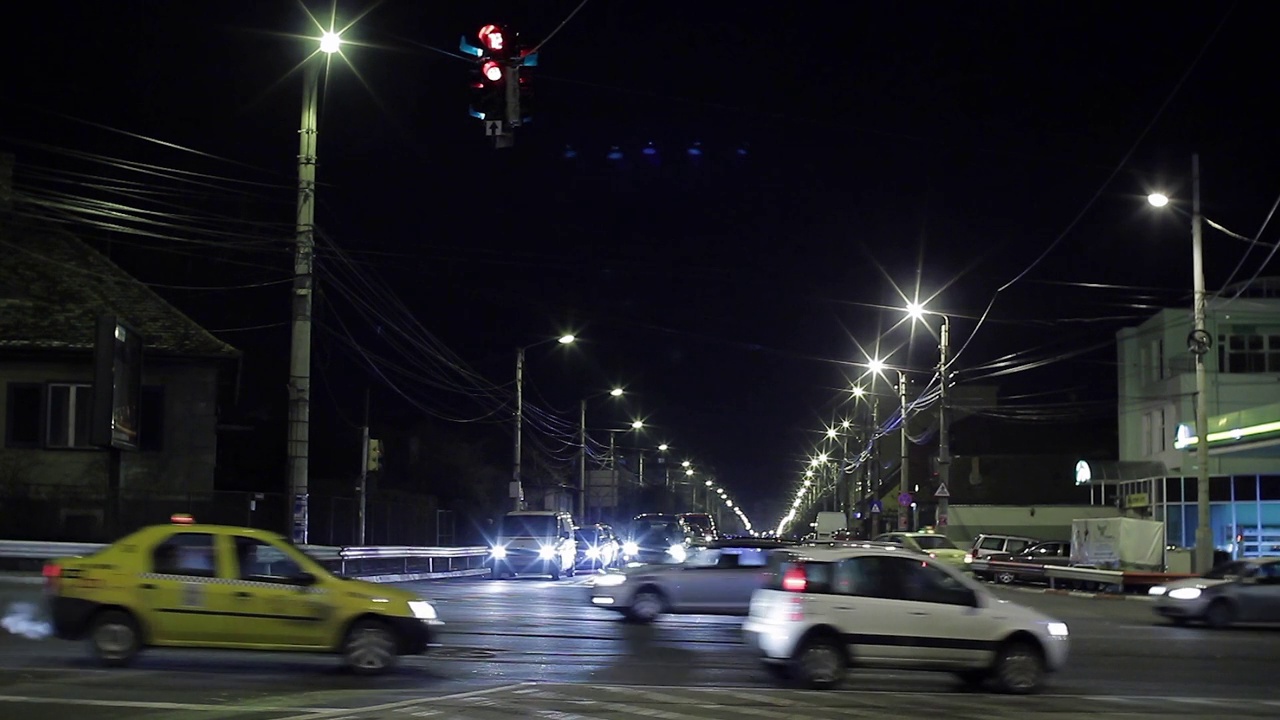 夜晚路灯照亮的十字路口上拥挤的车辆视频素材