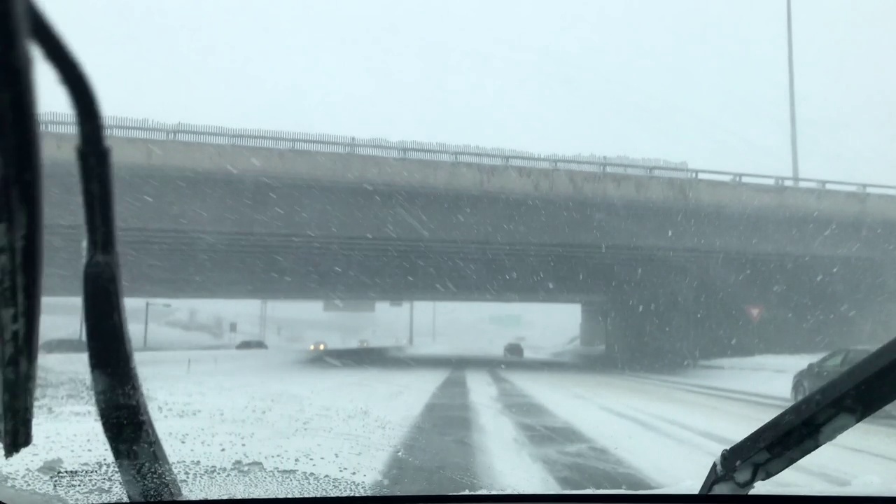 暴风雪期间在高速公路上行驶视频素材