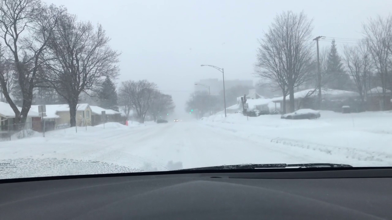 暴风雪期间在高速公路上行驶视频素材