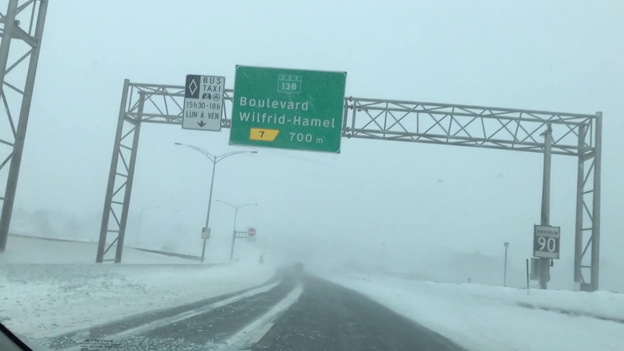 暴风雪期间在高速公路上行驶视频素材