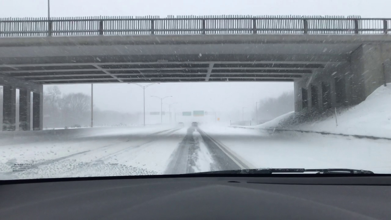 暴风雪期间在高速公路上行驶视频素材