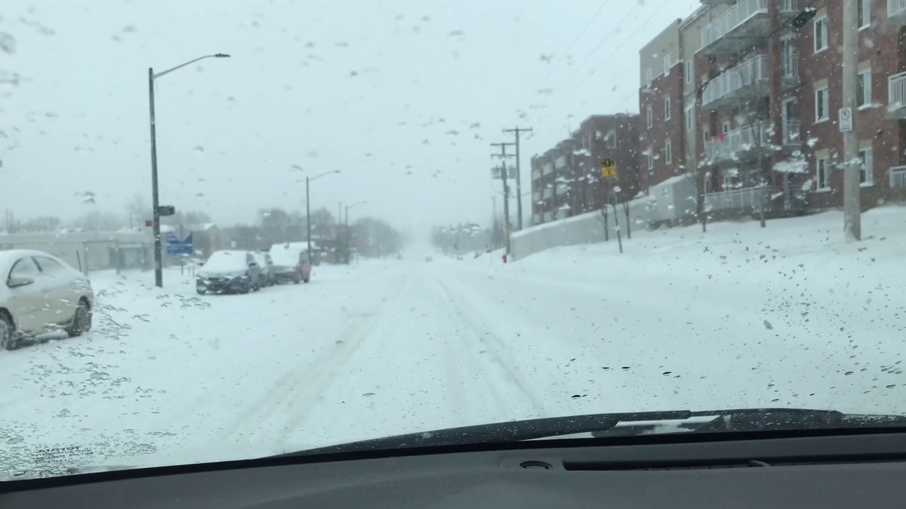 在暴风雪中行驶视频素材