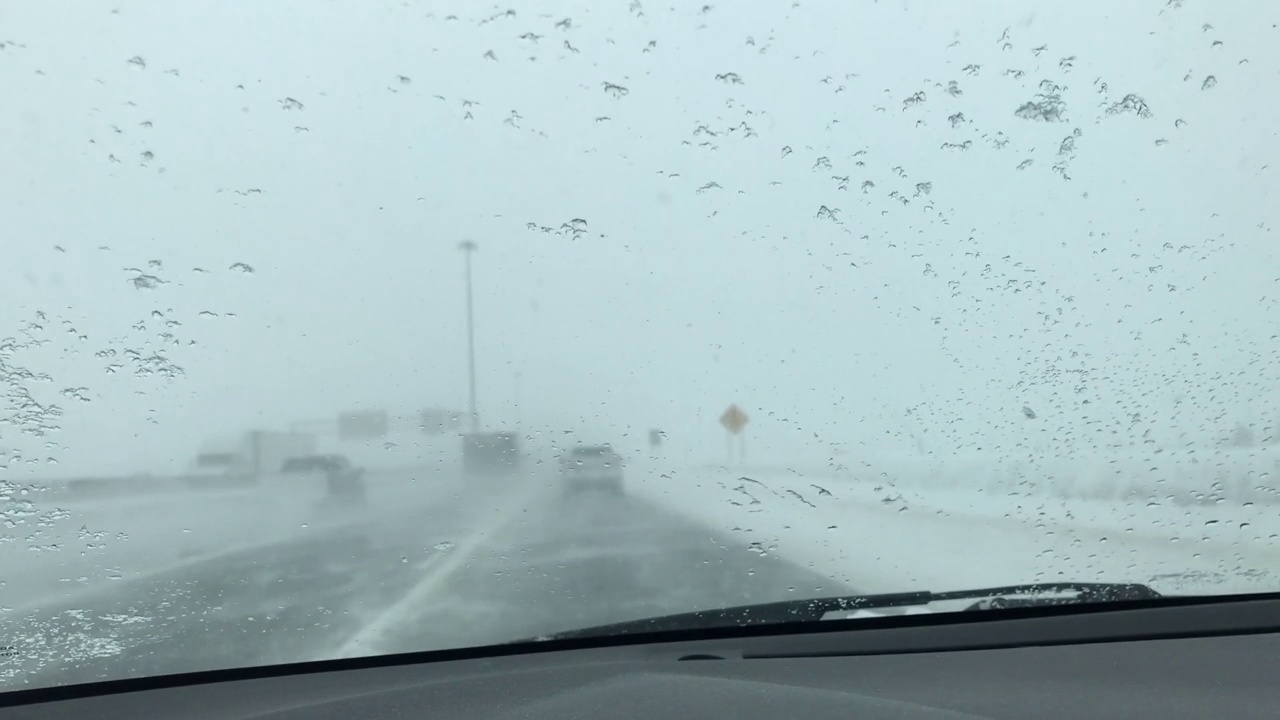 暴风雪期间在高速公路上行驶视频素材