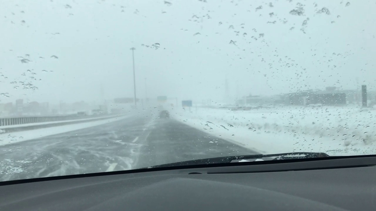 暴风雪期间在高速公路上行驶视频素材