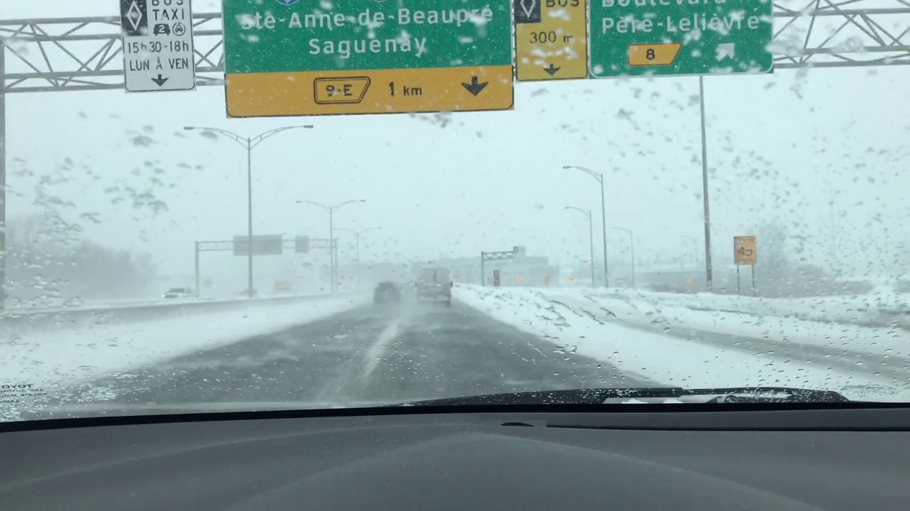 暴风雪期间在高速公路上行驶视频素材